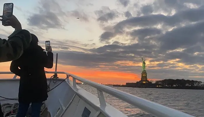 New York: 60-Minute Landmarks Cruise Check in at Boat Photo